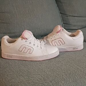 Etnies Sneakers in White with Pink Highlights